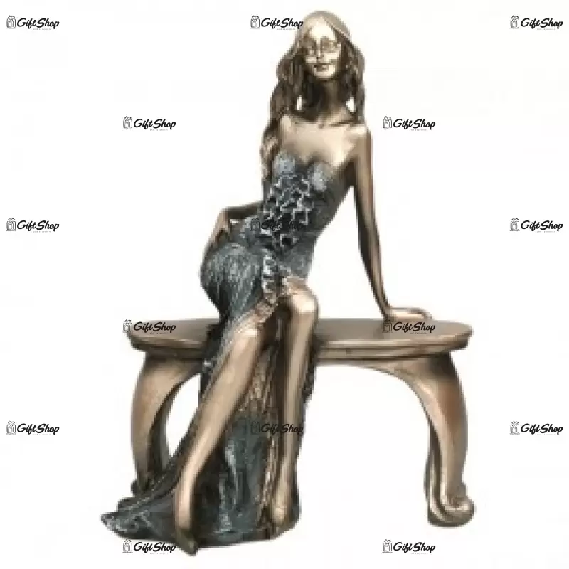 Fata pe fotoliu , statueta din rasina, model 555y